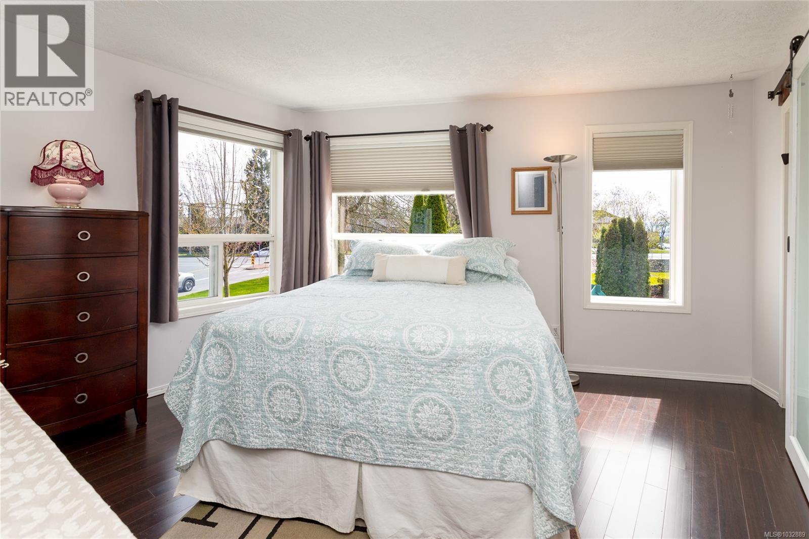 303 899 Darwin Avenue, Saanich