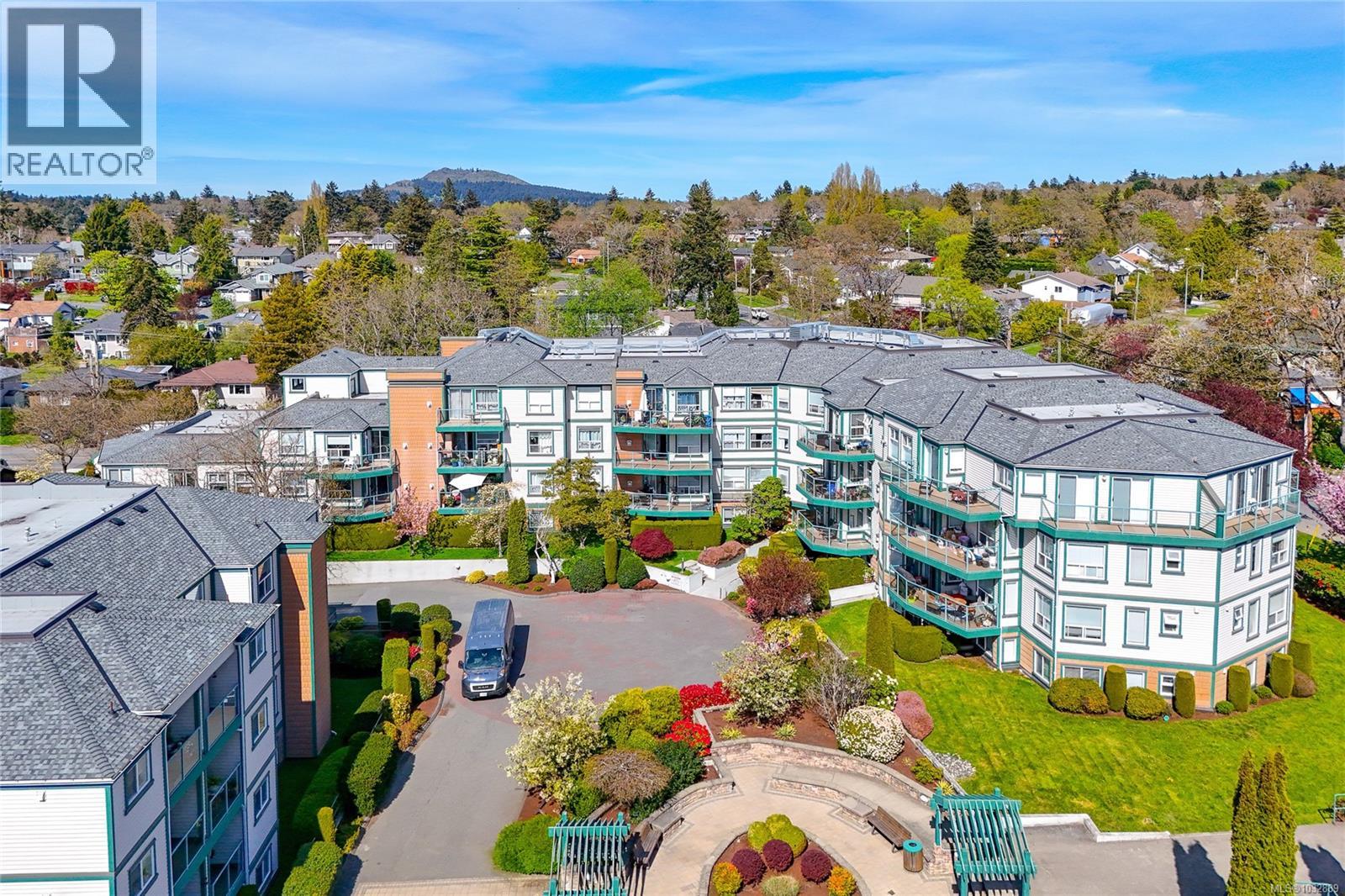 303 899 Darwin Avenue, Saanich