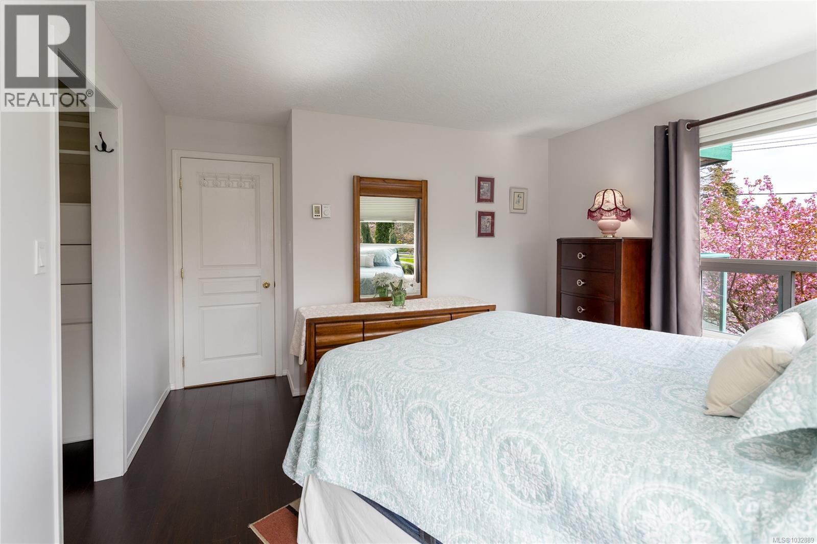 303 899 Darwin Avenue, Saanich