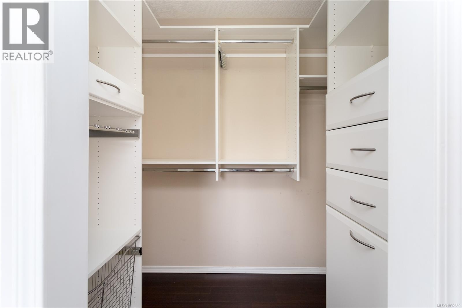 303 899 Darwin Avenue, Saanich