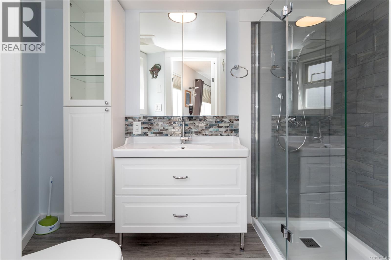 303 899 Darwin Avenue, Saanich