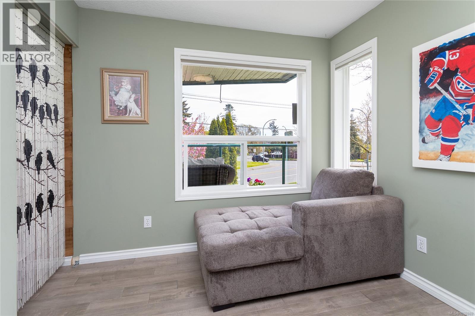 #303 899 Darwin Ave - 25