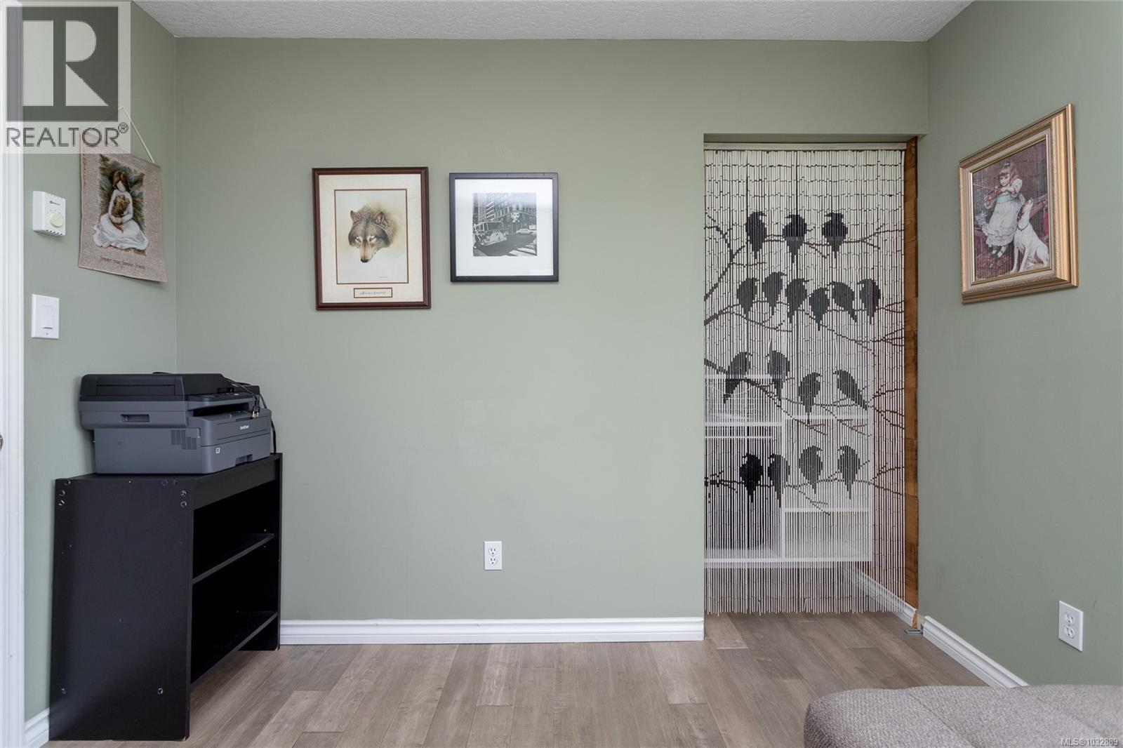 303 899 Darwin Avenue, Saanich