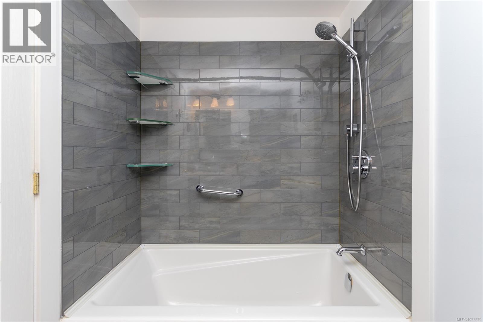 303 899 Darwin Avenue, Saanich