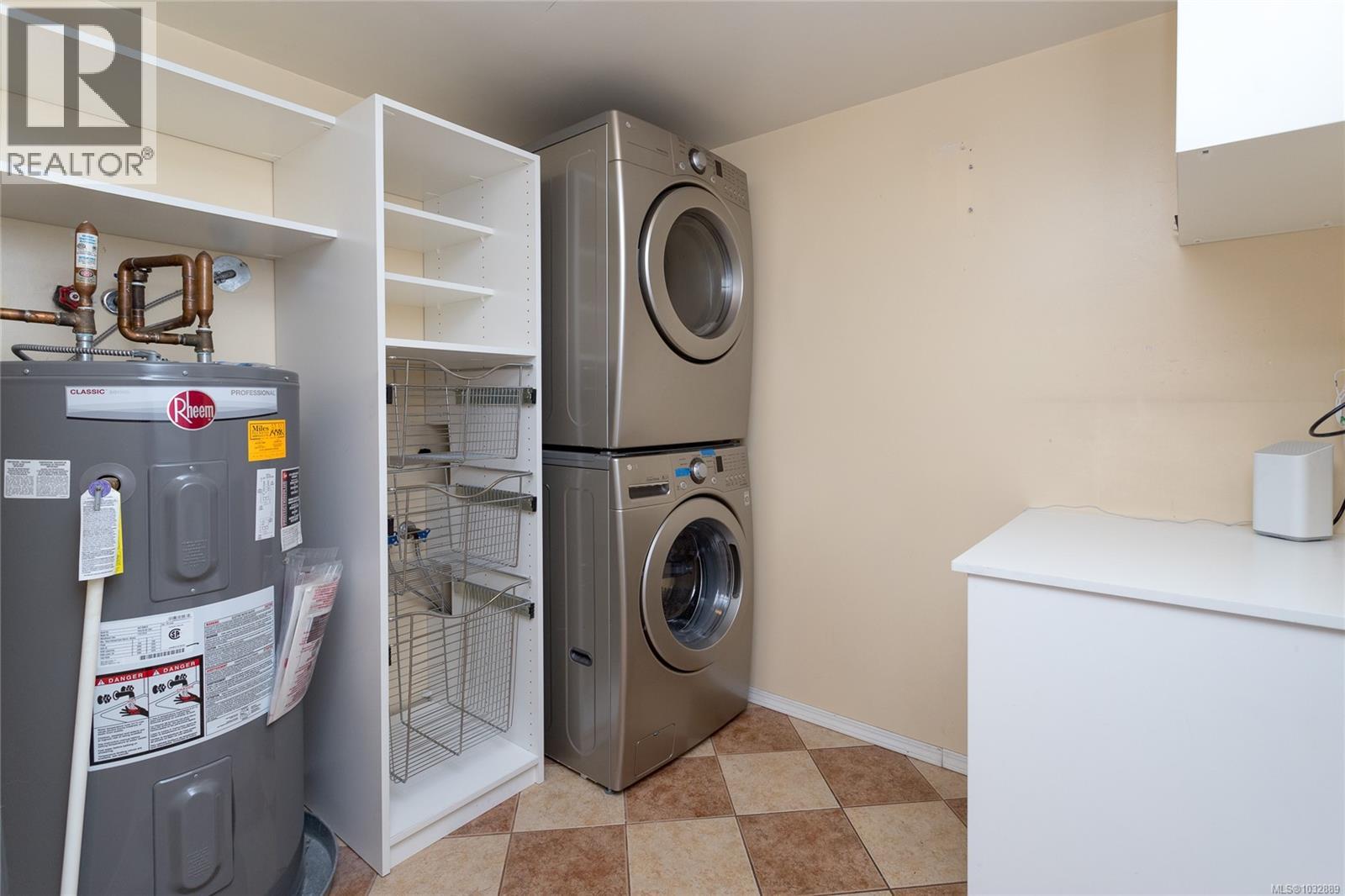 303 899 Darwin Avenue, Saanich