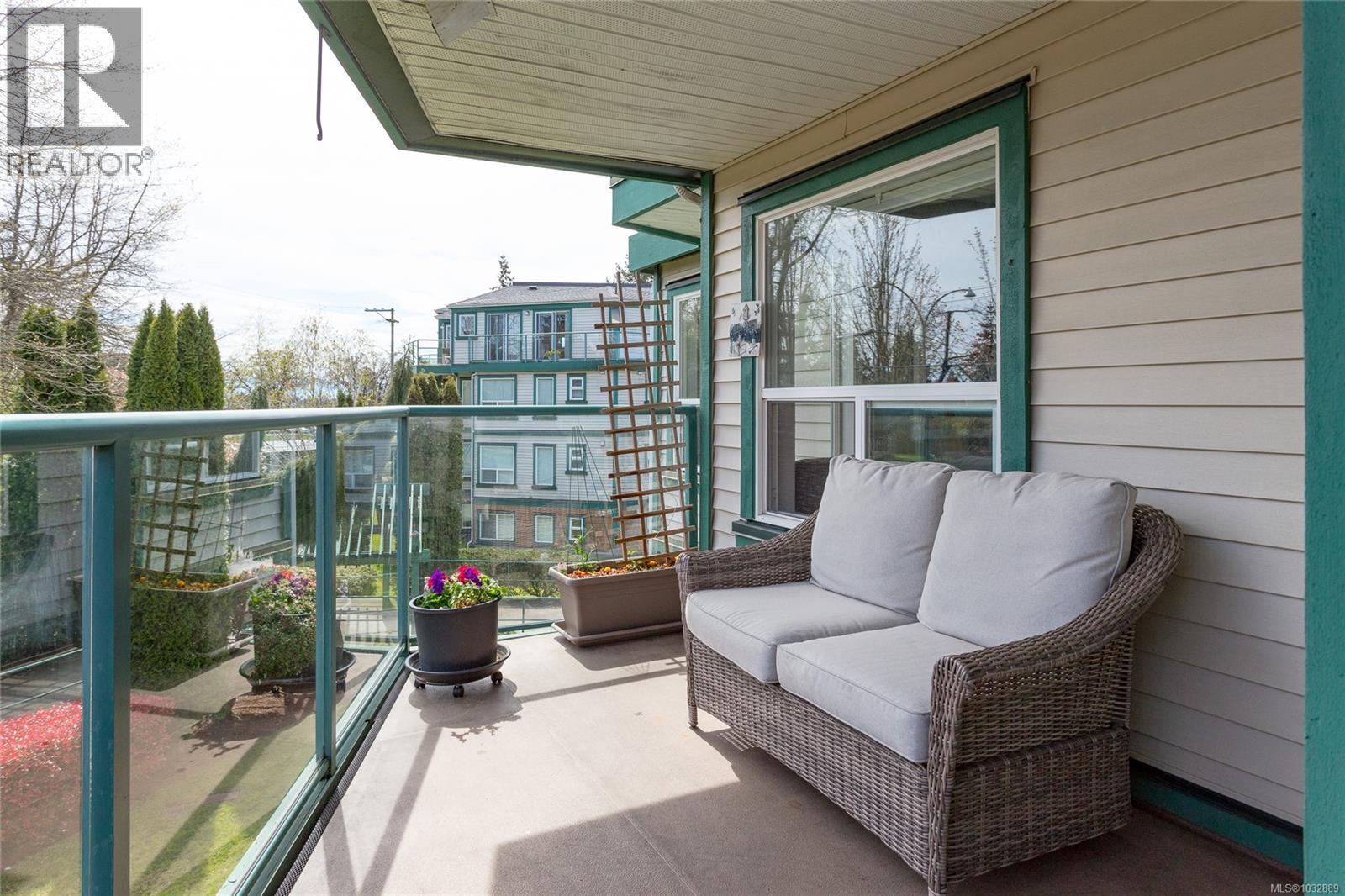 303 899 Darwin Avenue, Saanich