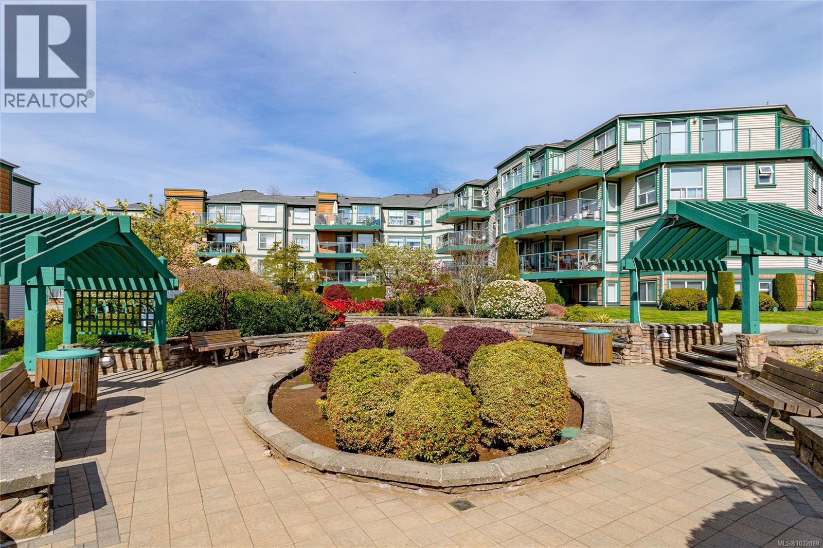 303 899 Darwin Avenue, Saanich