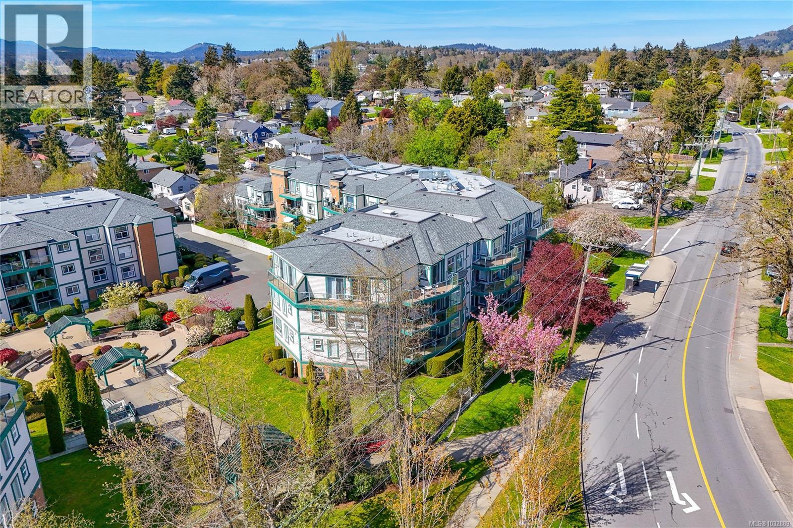 303 899 Darwin Avenue, Saanich