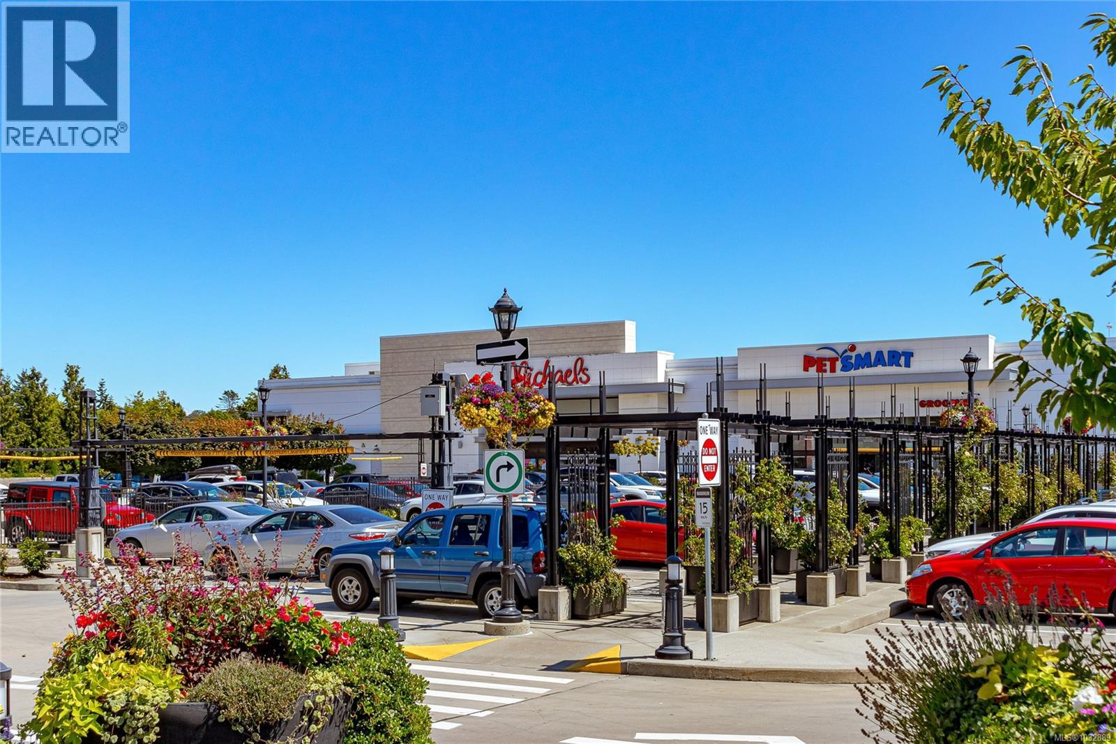 303 899 Darwin Avenue, Saanich