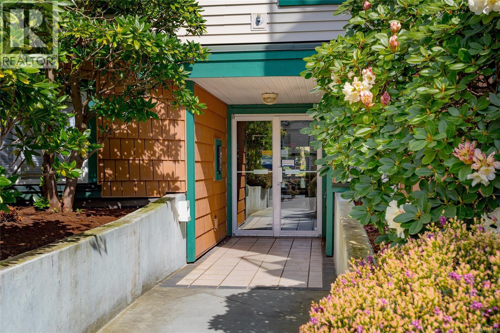 303 899 Darwin Avenue, Saanich