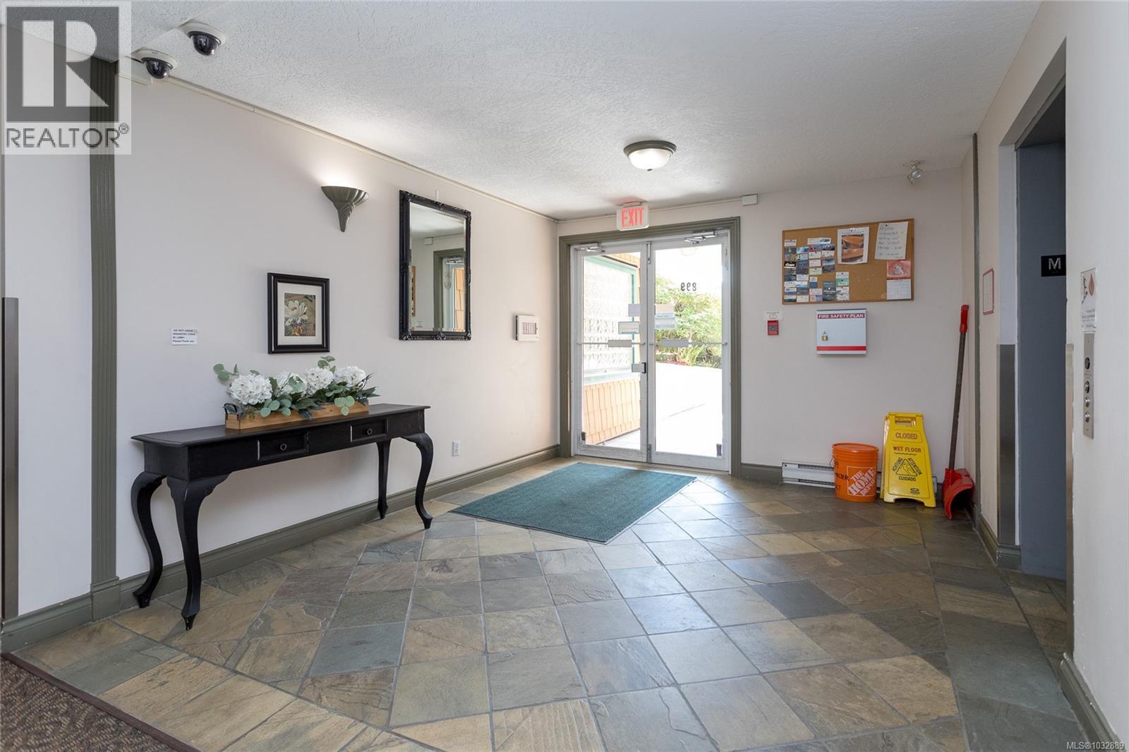 303 899 Darwin Avenue, Saanich