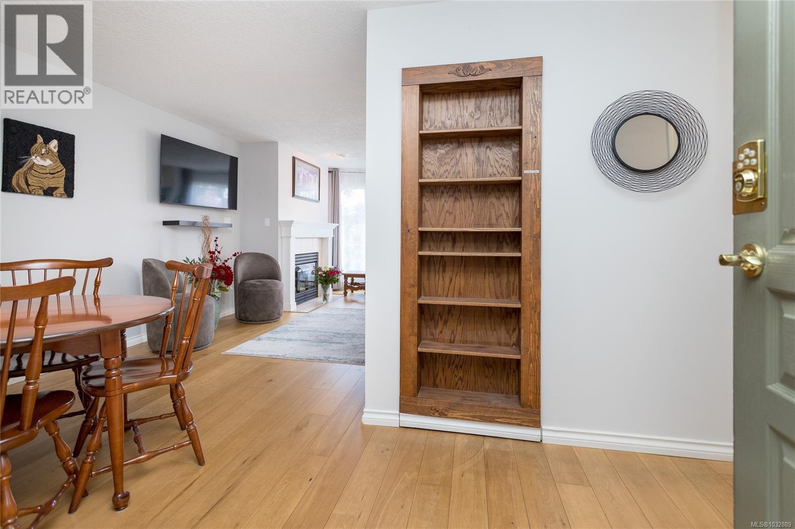 303 899 Darwin Avenue, Saanich