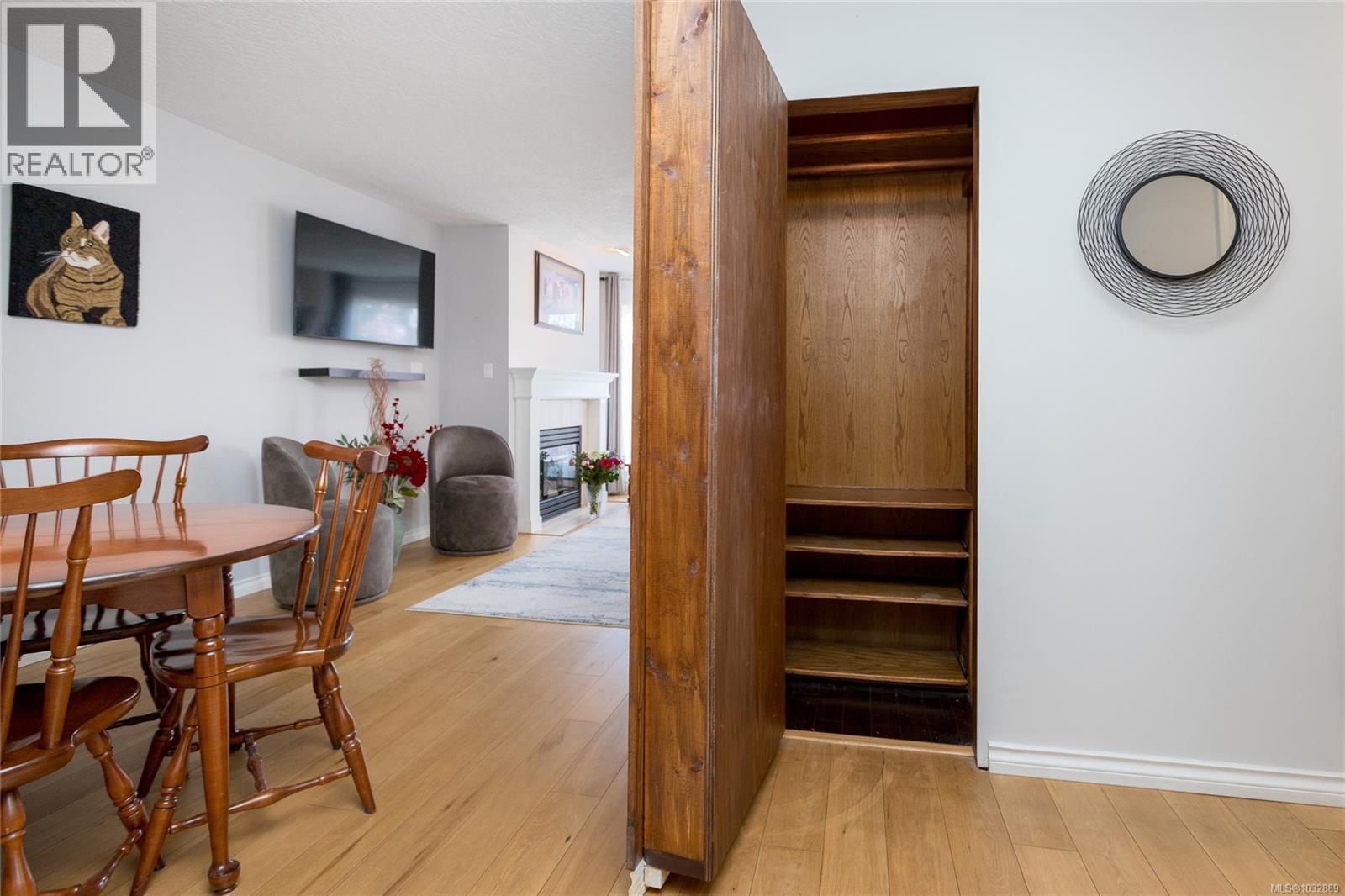 303 899 Darwin Avenue, Saanich