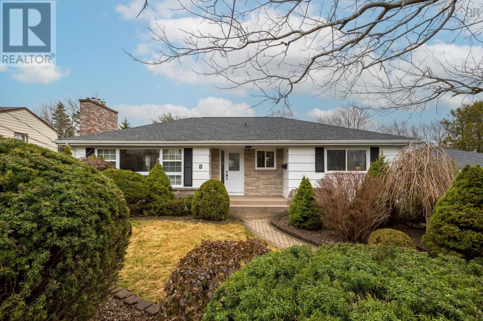 Property photo of 7 LINCOLN Drive