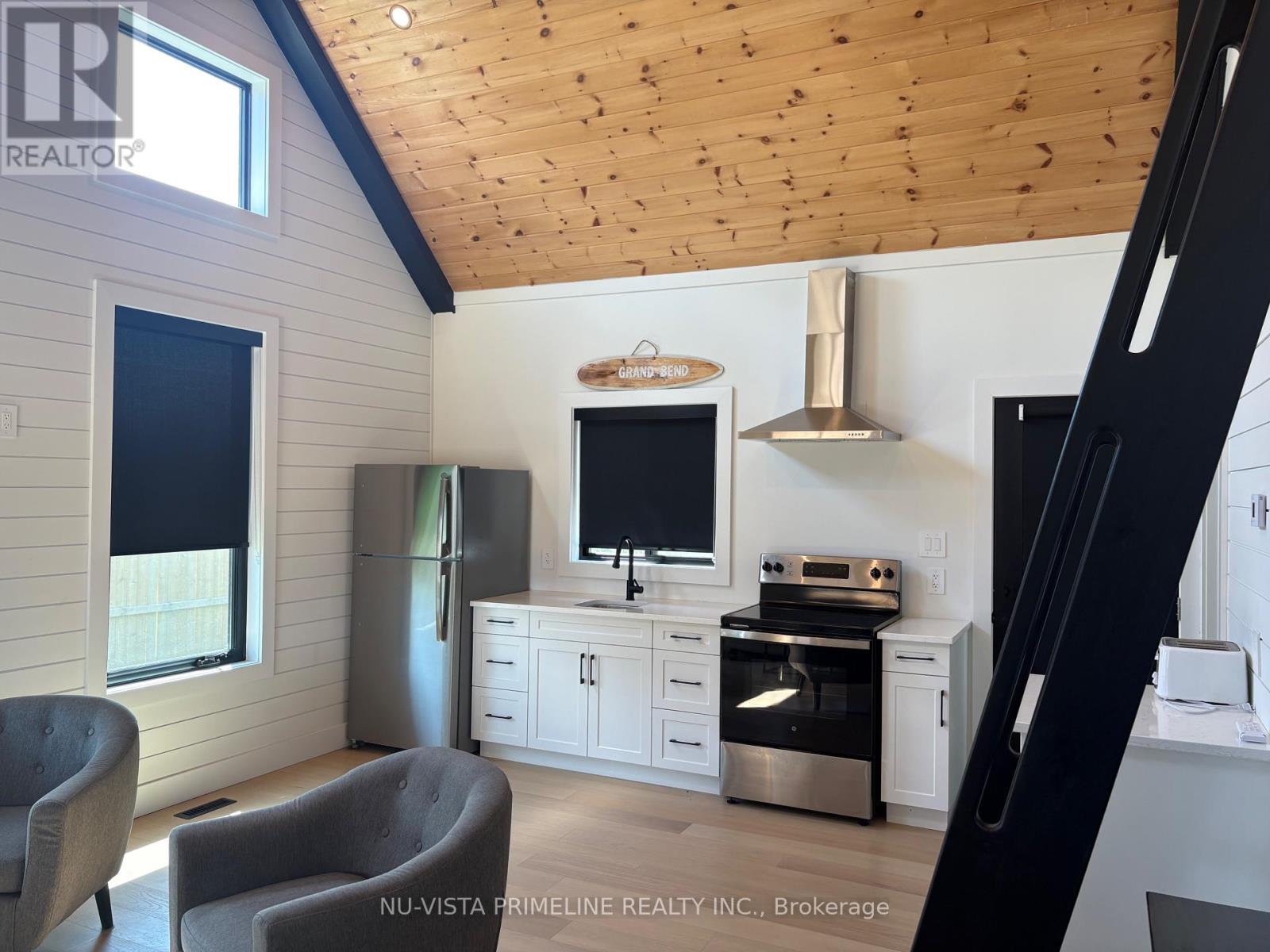 tiny home-stairs to loft