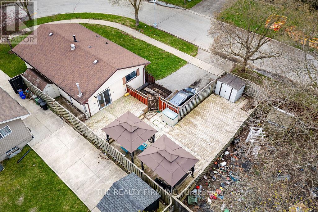 10 STROUD CRESCENT — photo 35