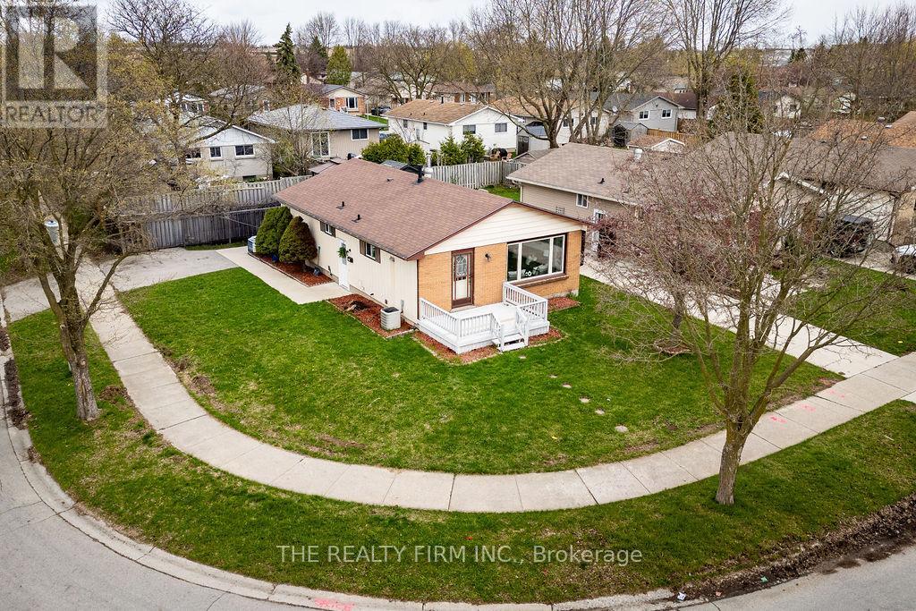 10 STROUD CRESCENT — photo 4