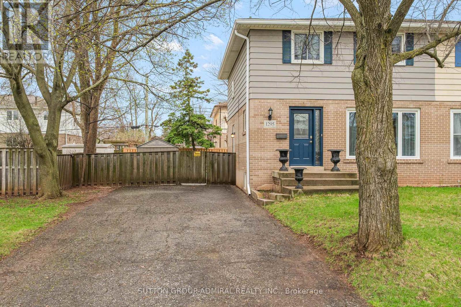 1295 NAPIER CRESCENT - 3