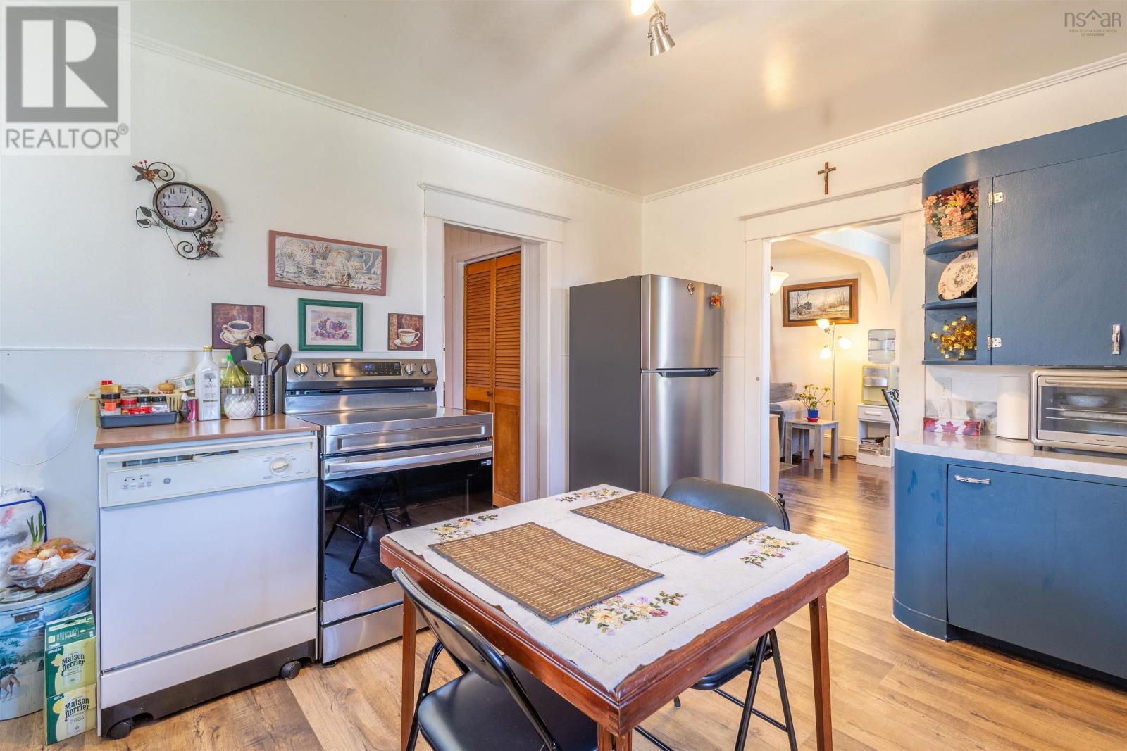 Property 8 of 23 of 72 Connaught Avenue Avenue