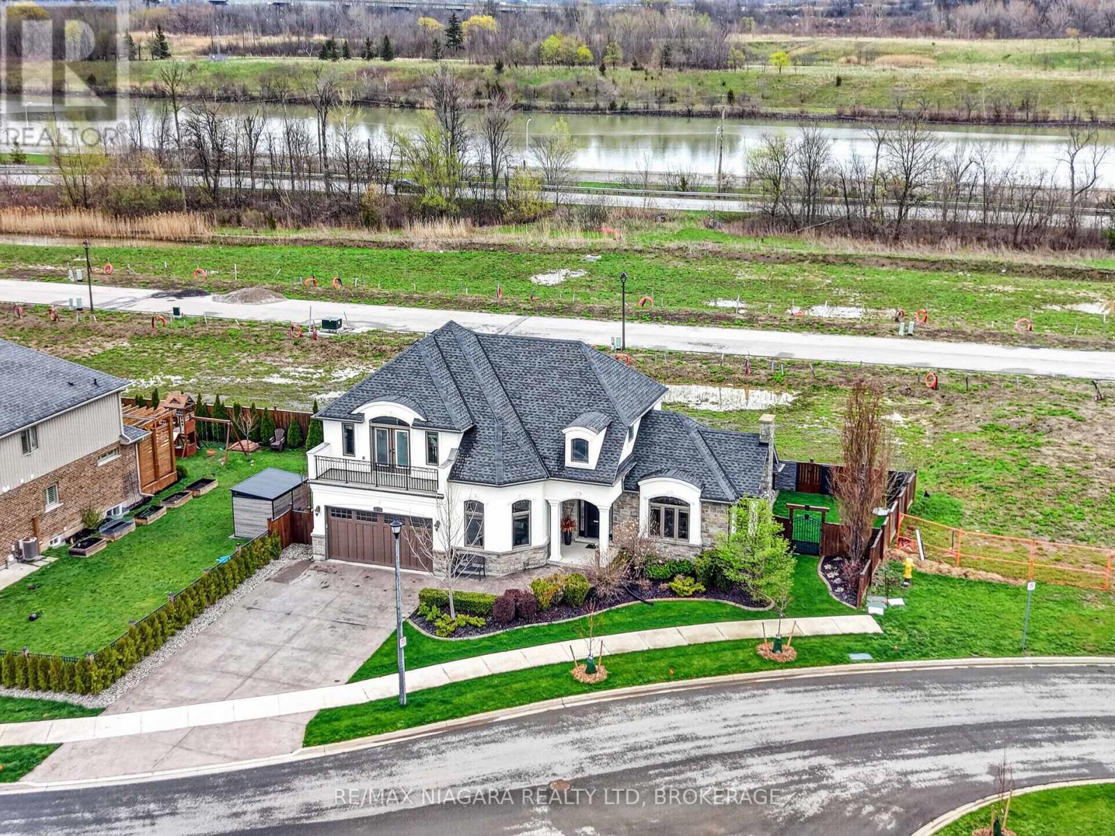 60 MACKENZIE KING AVENUE - 48
