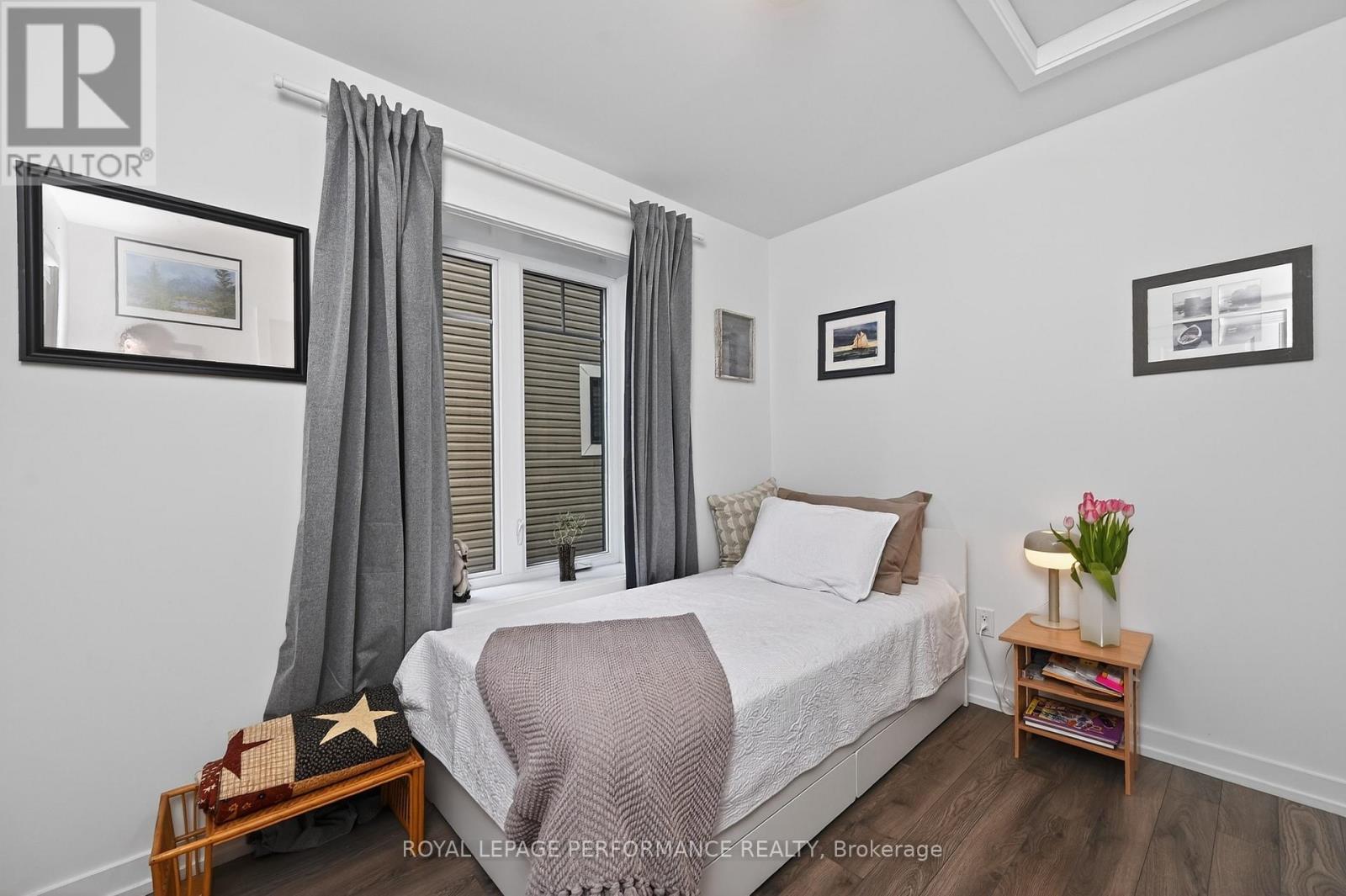 Second bedroom.