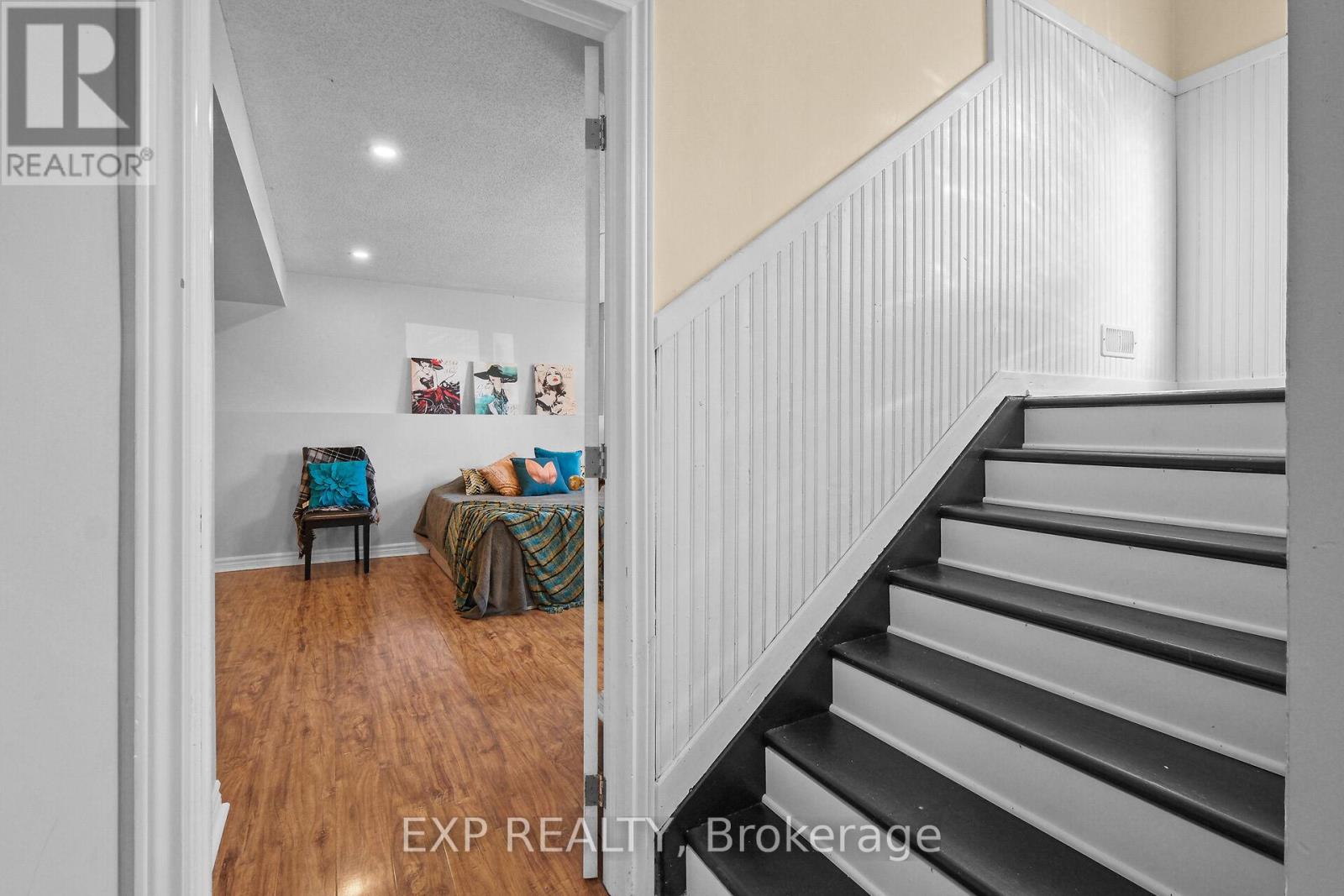 84 MARTIN STREET N - 28
