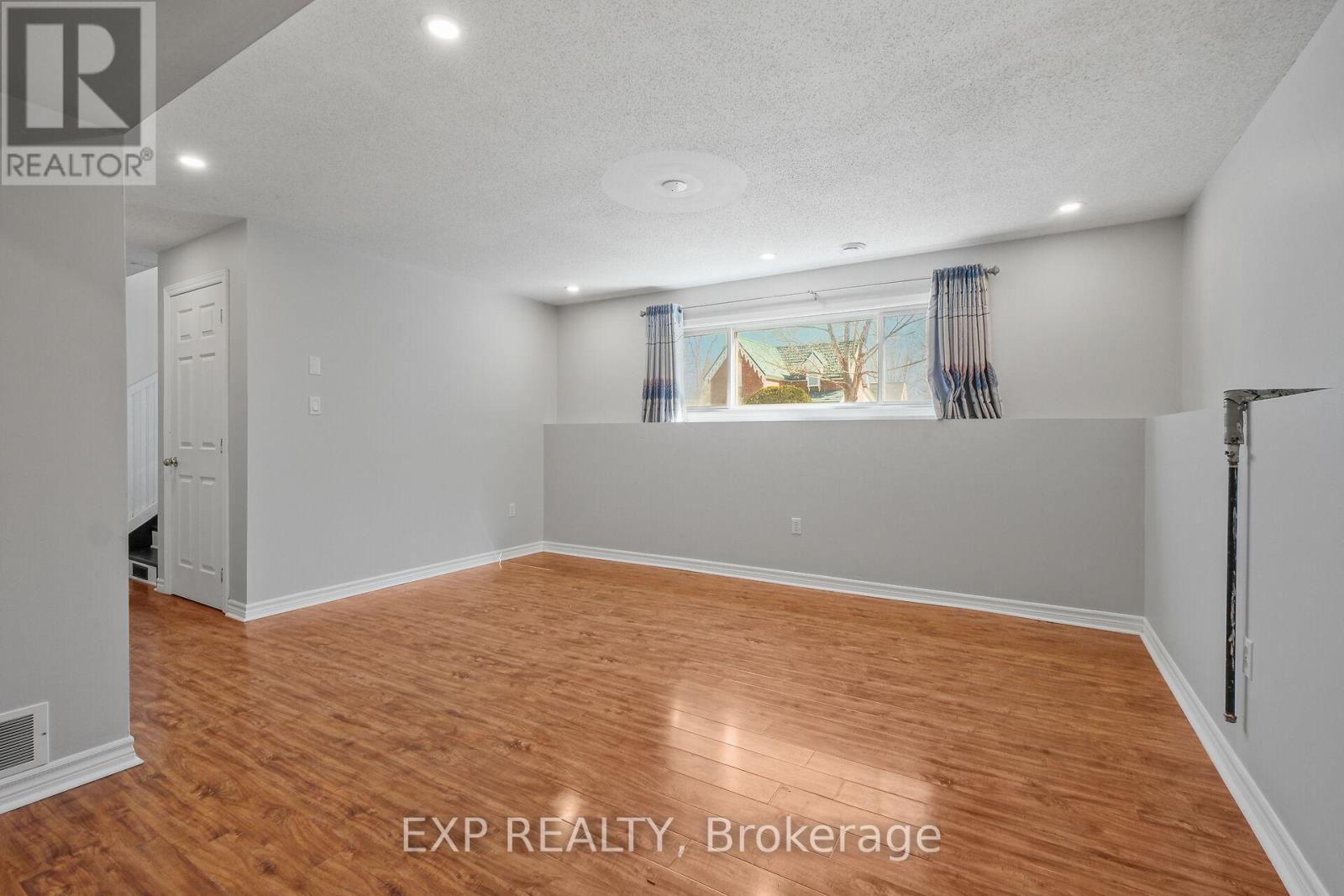 84 MARTIN STREET N - 36