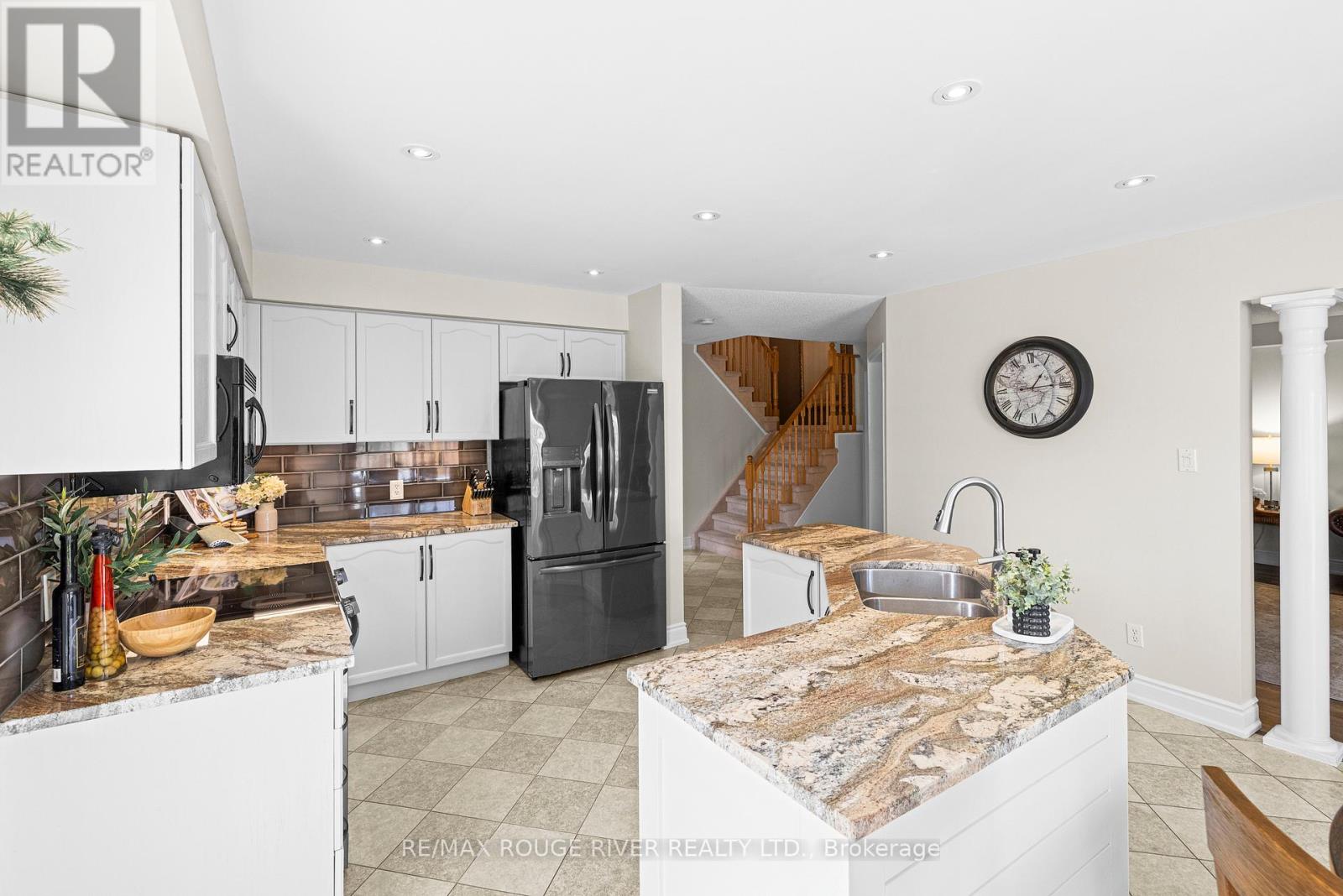 9 CLAYTON CRESCENT - 17