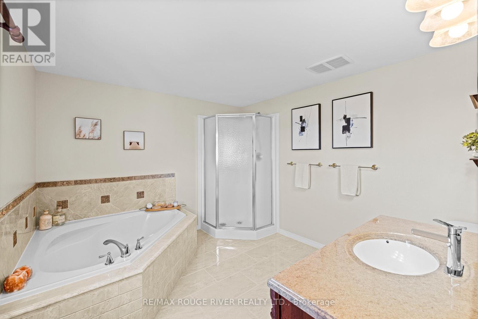9 CLAYTON CRESCENT - 25