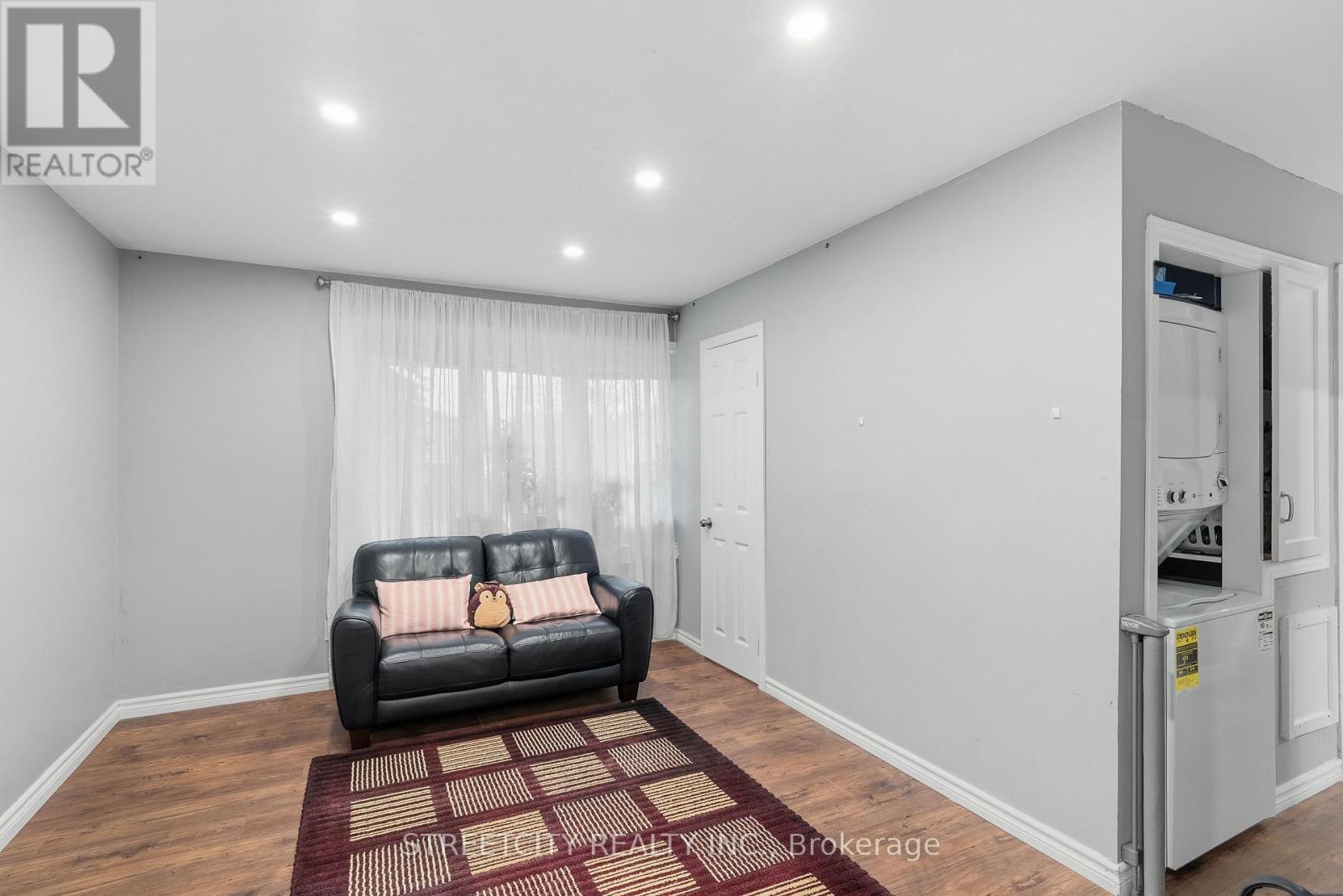 68 DOWNING CRESCENT Property Photo