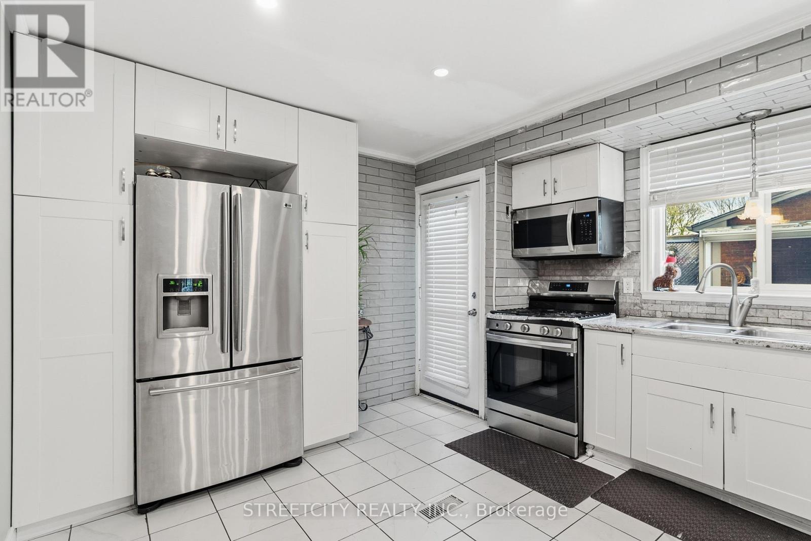 68 DOWNING CRESCENT Property Photo