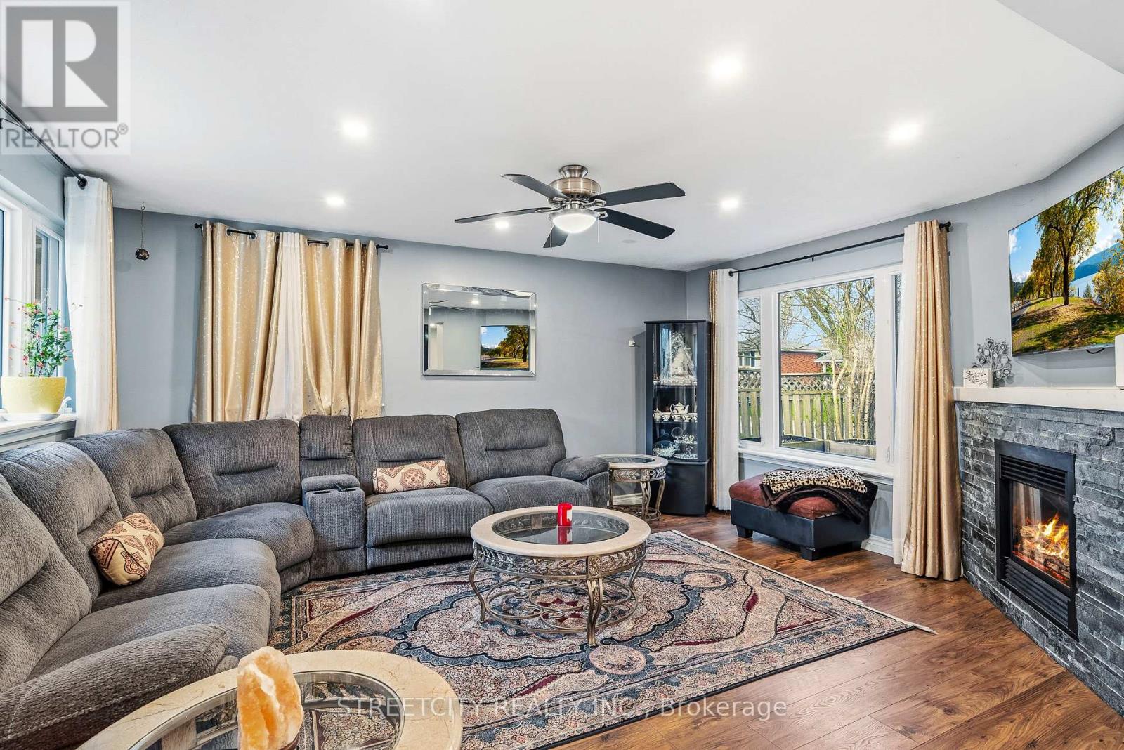 68 DOWNING CRESCENT Property Photo