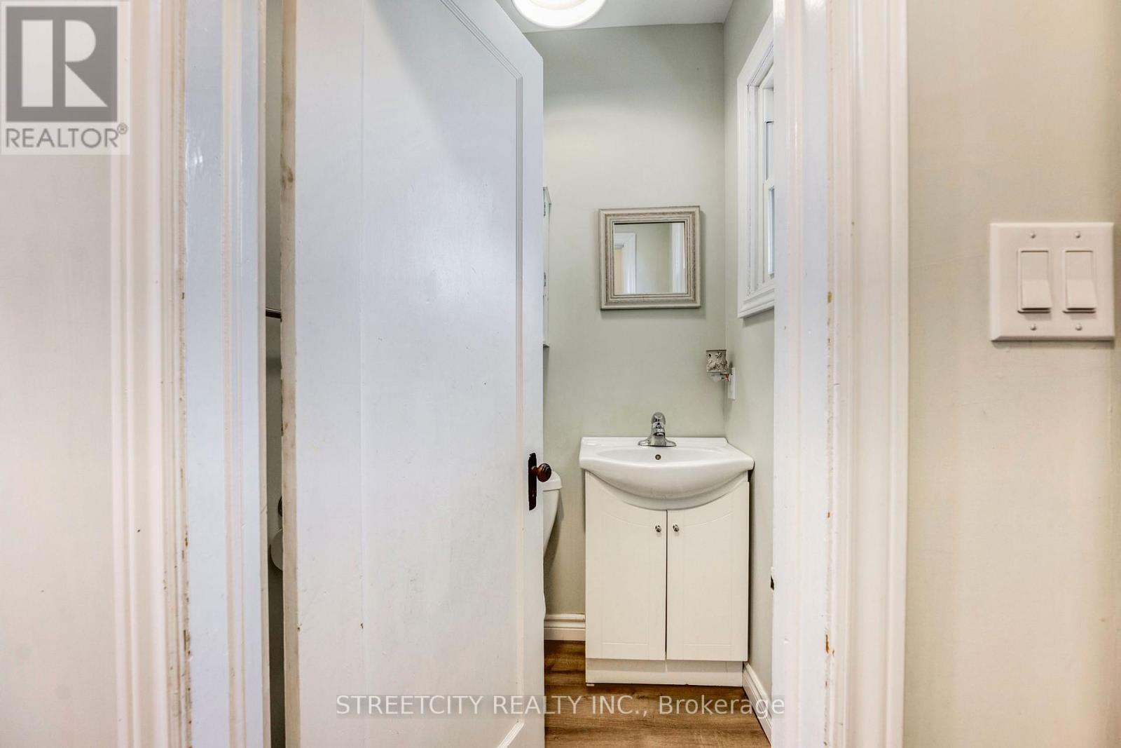 703 WELLINGTON STREET — photo 22