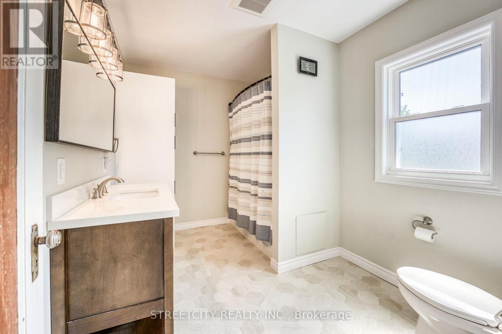 703 WELLINGTON STREET — photo 23