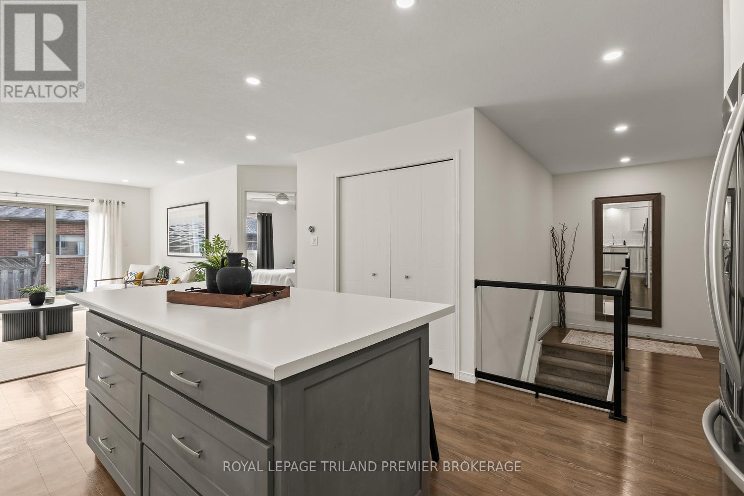 #20 215 NORTH CENTRE ROAD - 10