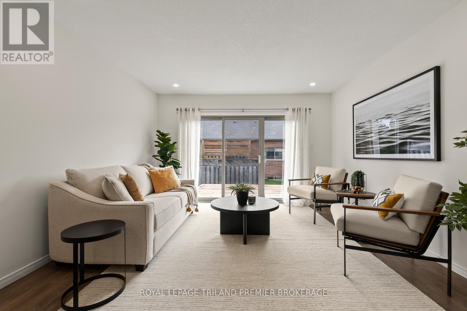 #20 215 NORTH CENTRE ROAD - 12