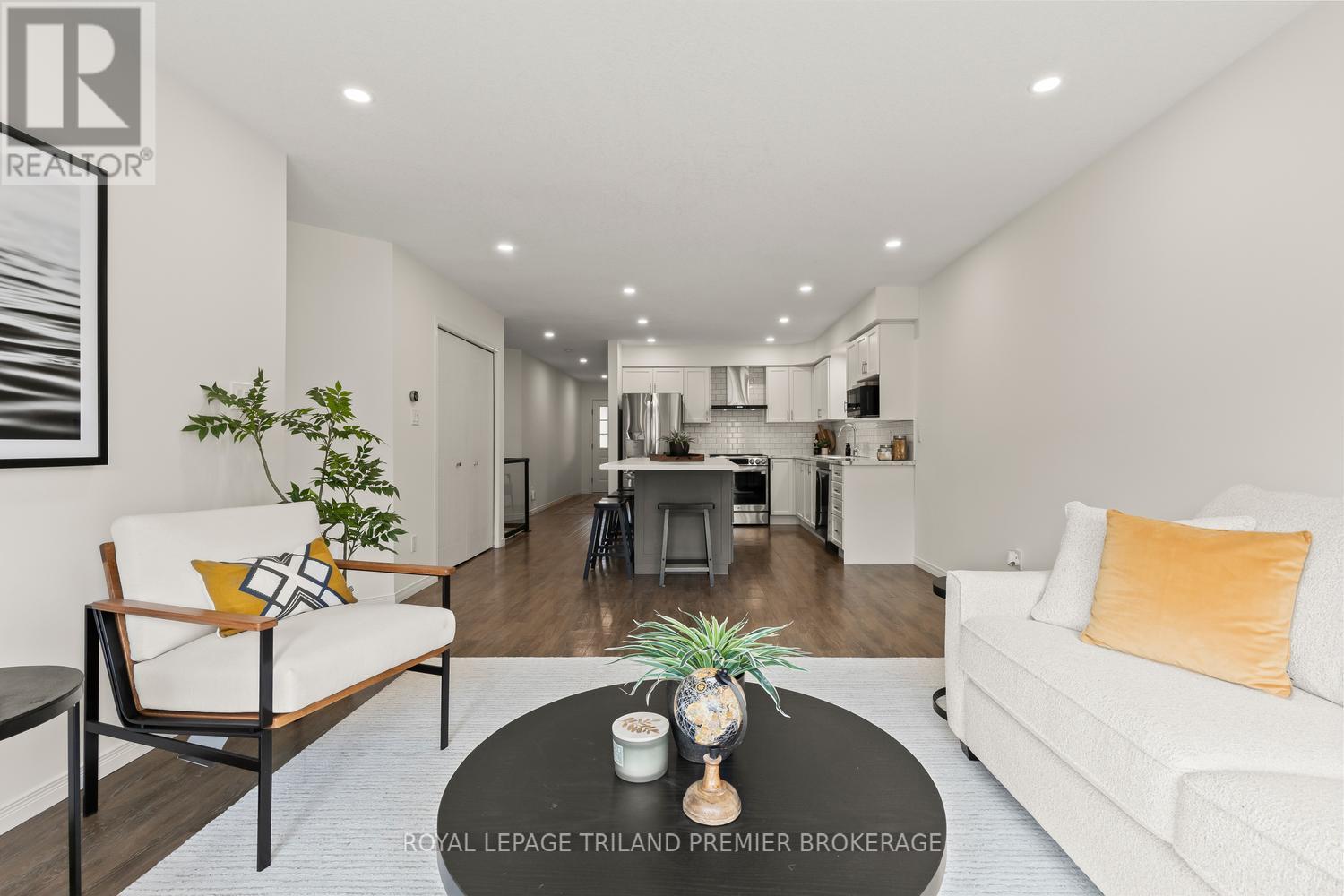 #20 215 NORTH CENTRE ROAD - 14