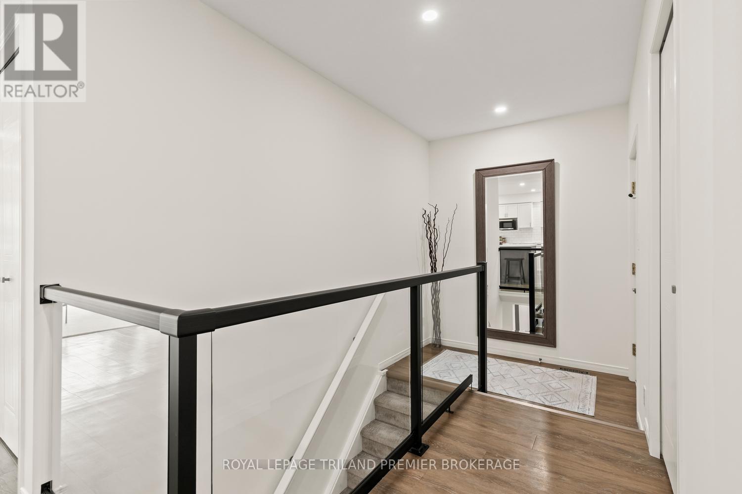 #20 215 NORTH CENTRE ROAD - 24