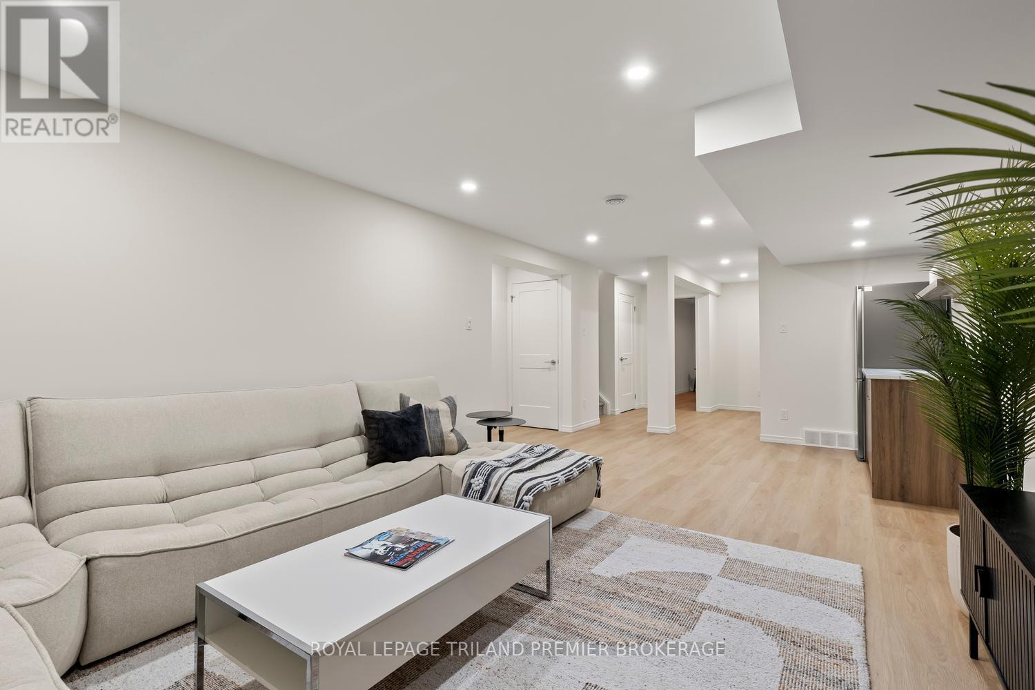 #20 215 NORTH CENTRE ROAD - 27