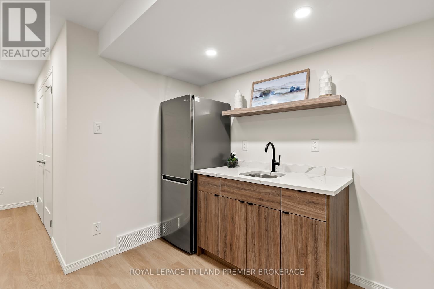 #20 215 NORTH CENTRE ROAD - 28