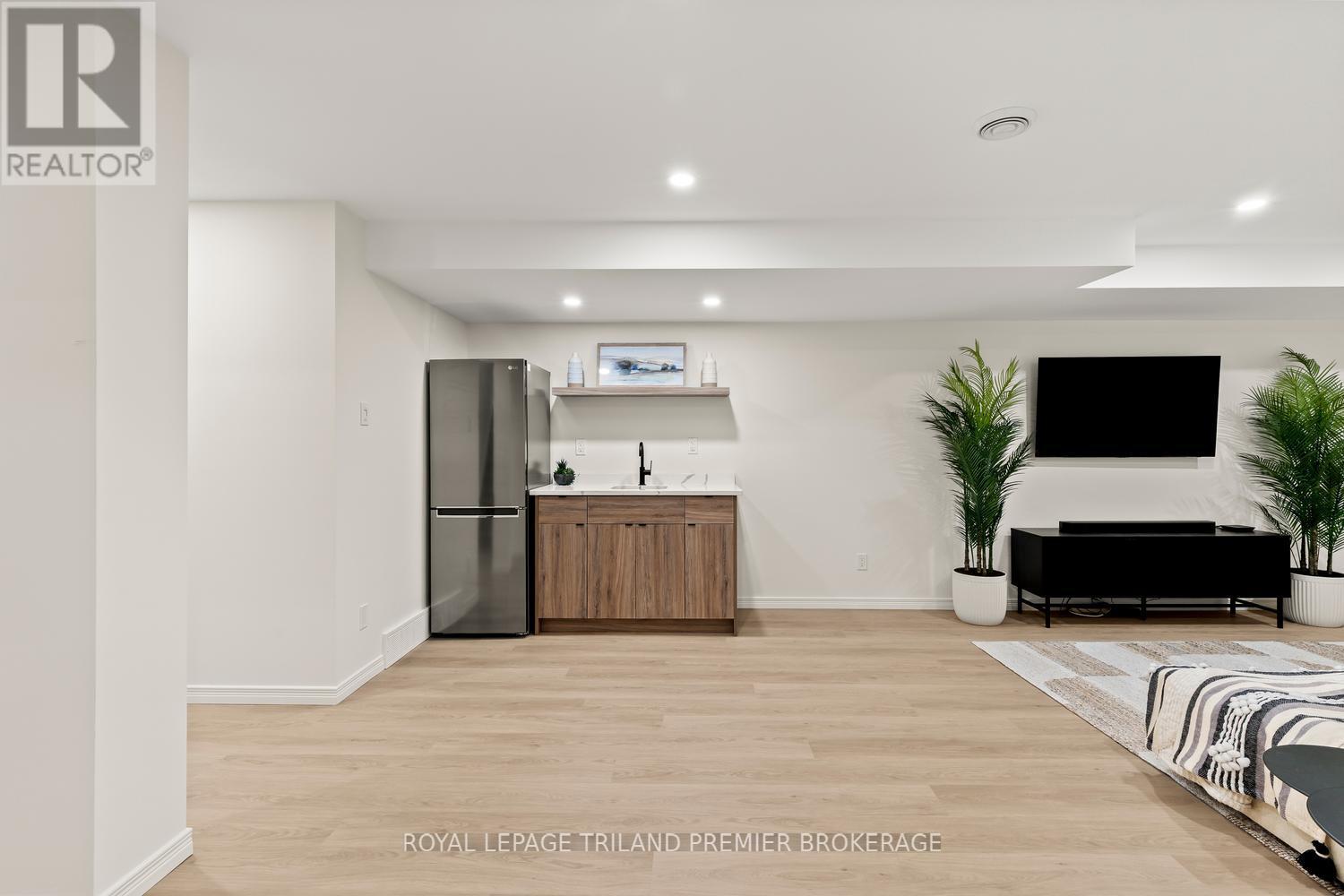 #20 215 NORTH CENTRE ROAD - 29