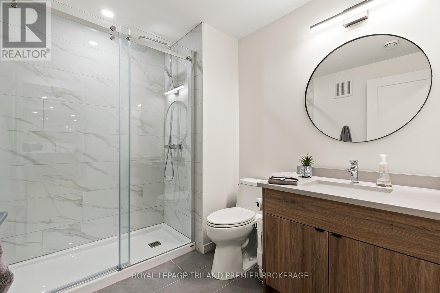 #20 215 NORTH CENTRE ROAD - 32