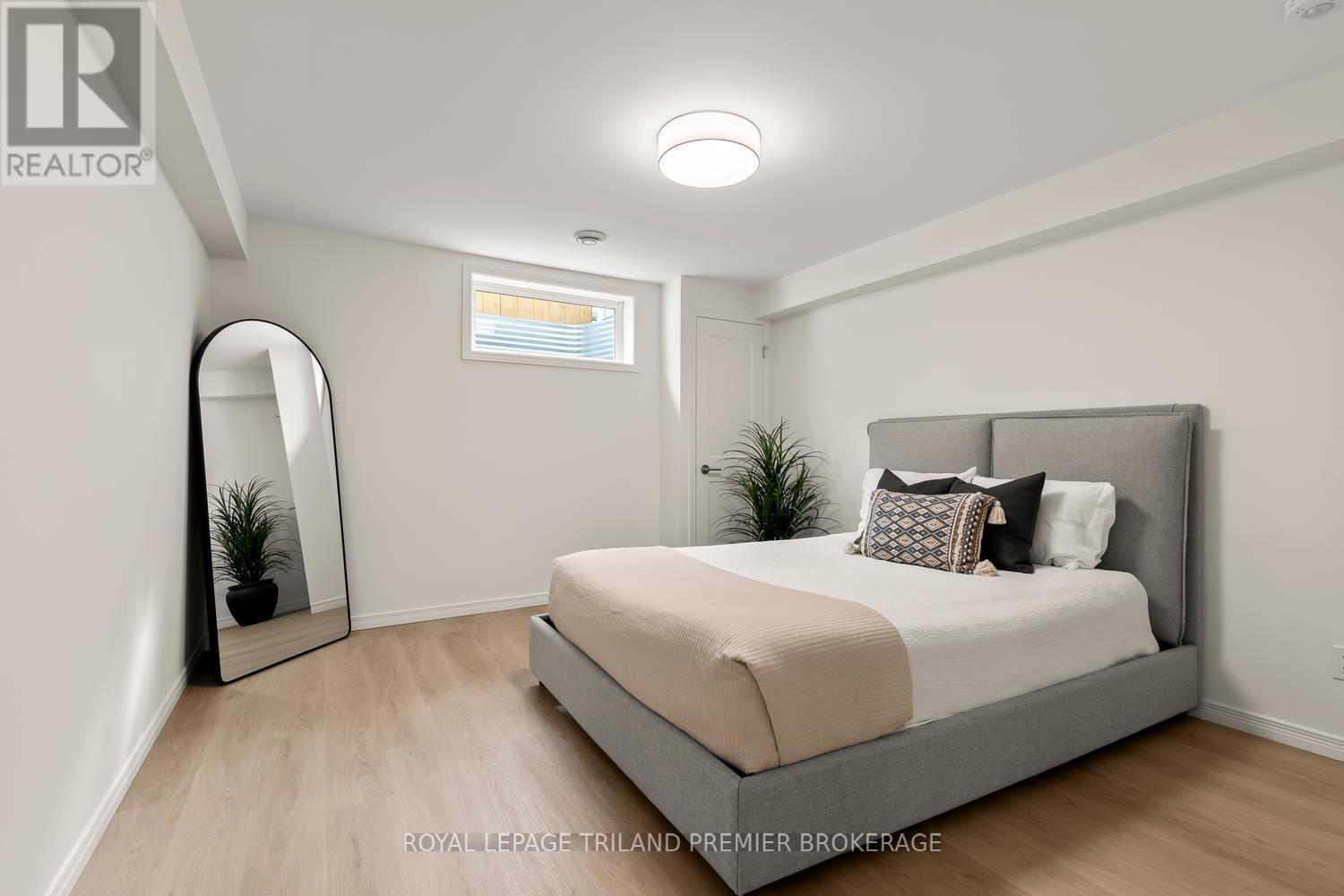 #20 215 NORTH CENTRE ROAD - 34