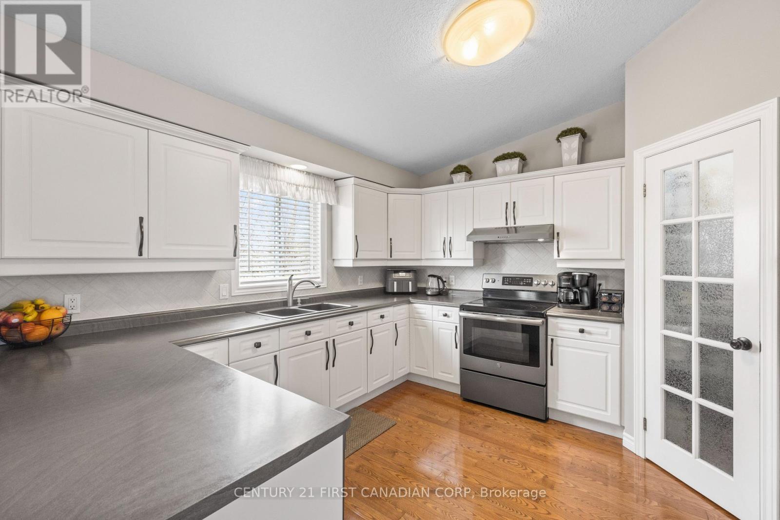 4 OAKWOOD COURT - 15