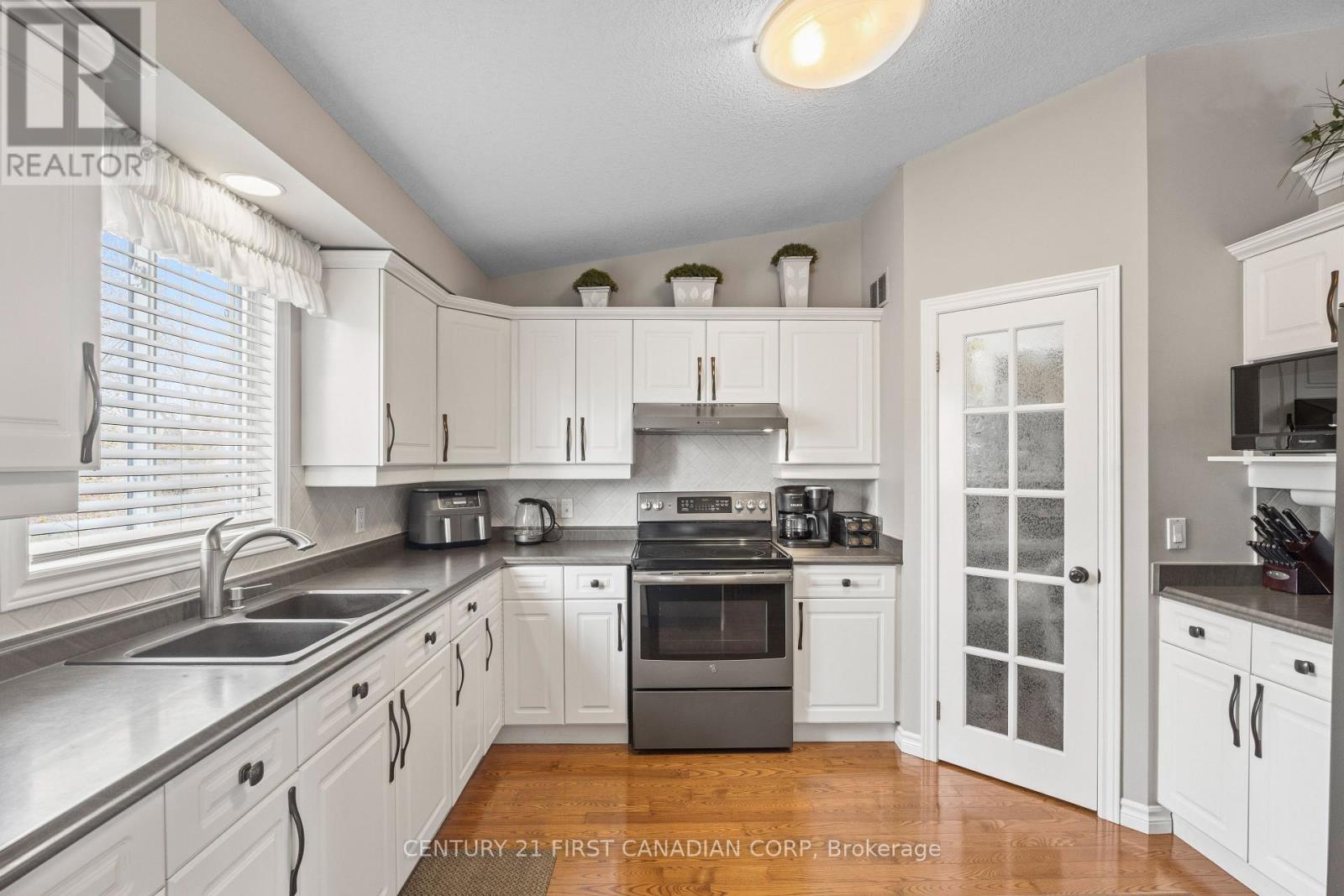 4 OAKWOOD COURT - 16
