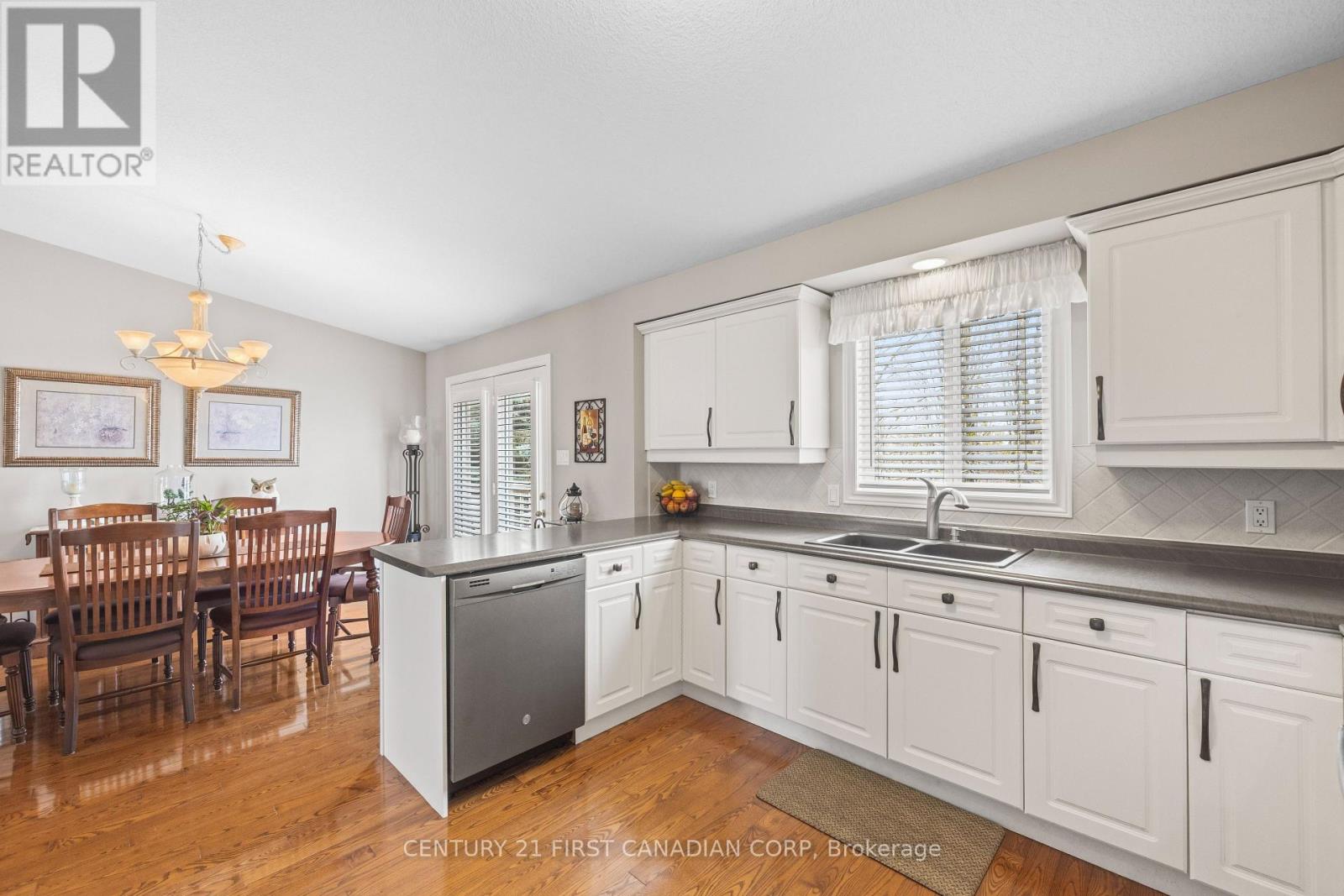 4 OAKWOOD COURT - 17