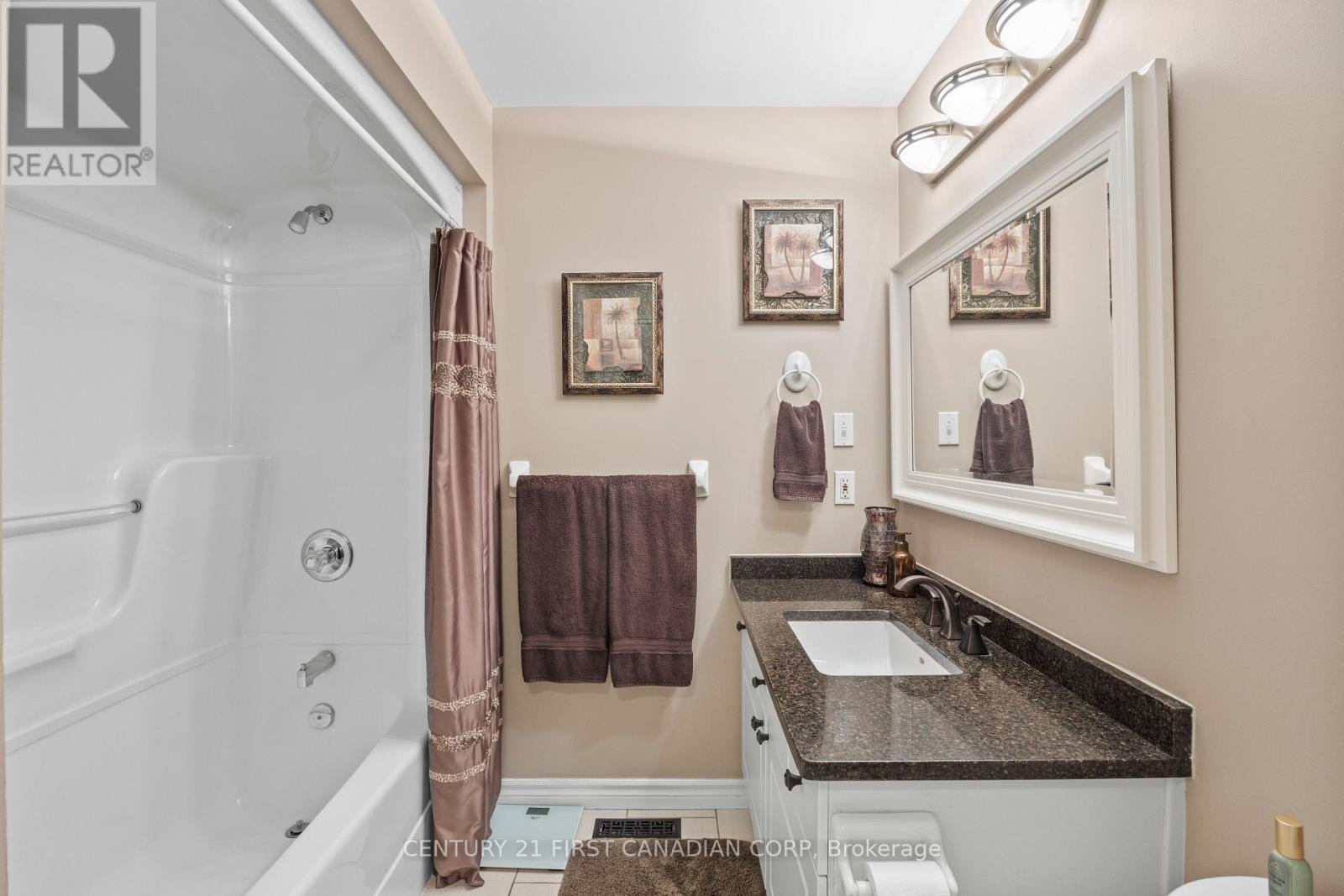 4 OAKWOOD COURT - 23