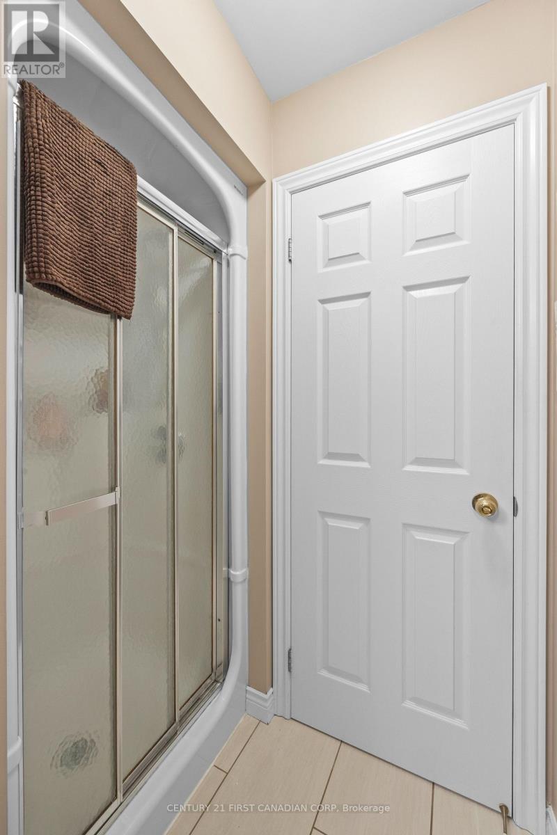 4 OAKWOOD COURT - 24