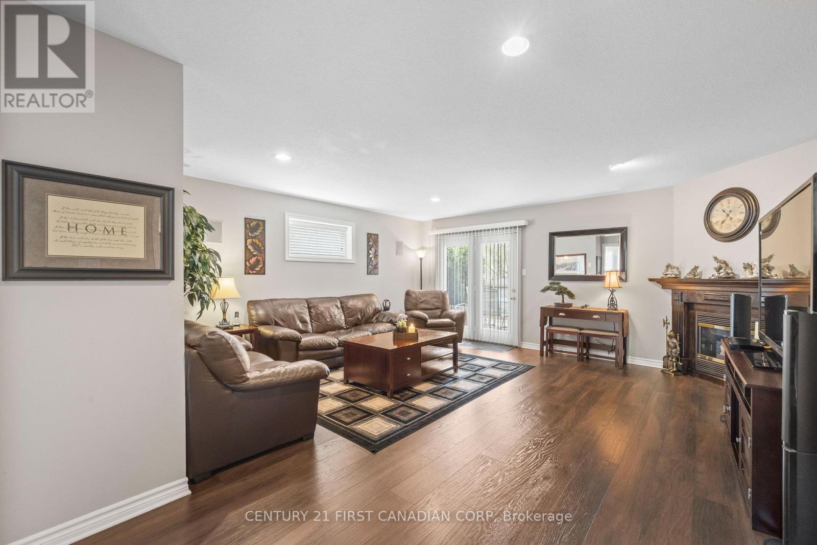 4 OAKWOOD COURT - 25