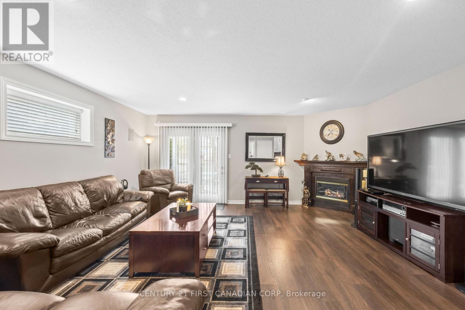 4 OAKWOOD COURT - 26